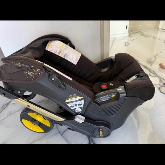 Infant Car Seat in Black - Picture 2 of 2